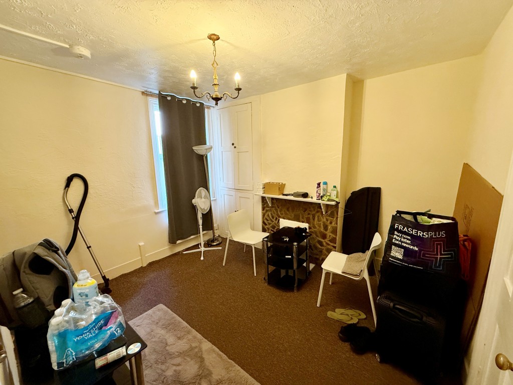 Lot: 123 - FREEHOLD BLOCK OF TWO FLATS FOR INVESTMENT - Ground floor - Living room